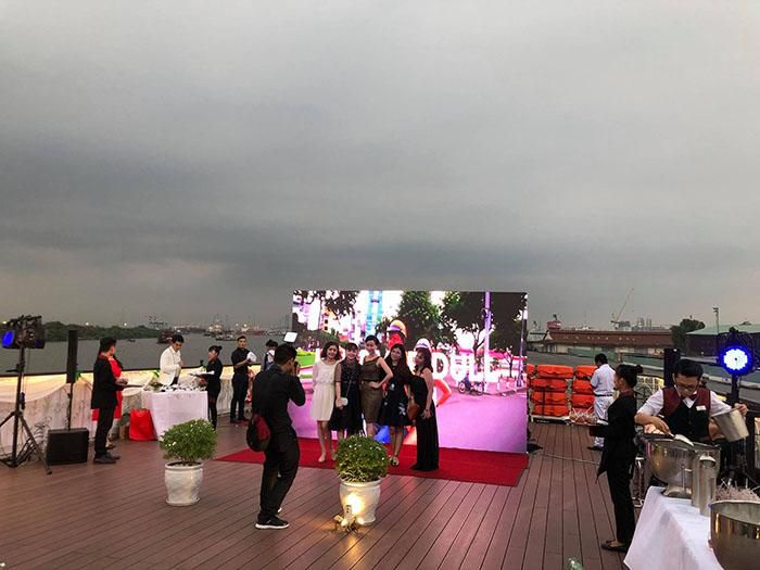 to chuc tiec tau sai gon 2